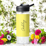 Bouteille D'eau Texte manuscrit jaune élégant<br><div class="desc">Bouteille Elégante Jaune avec option pour ajouter un nom avec un texte de calligraphie magnifique. D'autres produits avec ce design sont dans la collection ci-dessous.</div>