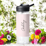 Bouteille D'eau Texte manuscrit rose pâle Élégant<br><div class="desc">Bouteille d'eau rose vif avec option pour ajouter un nom avec un texte de calligraphie magnifique. D'autres produits avec ce design sont dans la collection ci-dessous.</div>
