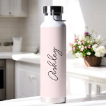 Bouteille D'eau Texte manuscrit rose pâle Élégant<br><div class="desc">Bouteille d'eau rose vif avec option pour ajouter un nom avec un texte de calligraphie magnifique. D'autres produits avec ce design sont dans la collection ci-dessous.</div>