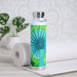 Bouteille D'eau Tie Dye Motif Lime Aqua Turquoise - nom personnali<br><div class="desc">Un design audacieux et coloré avec des tons colorés de chaux et de bleu aqua avec un bloc de couleur amusant pour ajouter votre nom ou n'importe quel texte. Le motif de teinture à cravate fou a une variété de couleurs. Vous pouvez ajouter un nom, un monogramme ou un autre...</div>