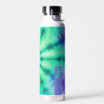 Bouteille D'eau Tie Dye Motif Seafoam Turquoise - nom personnalisé<br><div class="desc">Un design audacieux et coloré, avec des tons de vert pastel coloré et un aqua violet avec un bloc de couleur amusant pour ajouter votre nom ou n'importe quel texte. Le motif de teinture à cravate fou a une variété de couleurs. Vous pouvez ajouter un nom, un monogramme ou un...</div>