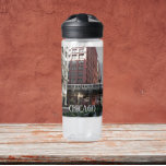 Bouteille D'eau Train à boucle élevé de Chicago<br><div class="desc">Restez trempé et motivé pendant vos séances d'entraînement quotidiennes avec cette bouteille d'eau en plastique claire qui présente une photo du célèbre train en boucle surélevée du centre-ville de Chicago, Illinois. Sélectionnez la taille et la couleur de votre bouteille d'eau. REMARQUE : Conception non optimisée pour le style de bouteille...</div>