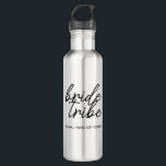Bouteille D'eau Tribu de mariée | Demoiselles d'honneur modernes p<br><div class="desc">Tumbler en acrylique simple, moderne et élégant avec la citation "Bride Tribe" dans une police d'écriture en noir et blanc dans un style tendance. Les noms peuvent être personnalisés avec les noms de votre cortège de mariée. Vous pouvez l'utiliser pour la mariée, les demoiselles d'honneur, les filles d'honneur ou la...</div>