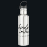 Bouteille D'eau Tribu de mariée | Demoiselles d'honneur modernes p<br><div class="desc">Tumbler en acrylique simple, moderne et élégant avec la citation "Bride Tribe" dans une police d'écriture en noir et blanc dans un style tendance. Les noms peuvent être personnalisés avec les noms de votre cortège de mariée. Vous pouvez l'utiliser pour la mariée, les demoiselles d'honneur, les filles d'honneur ou la...</div>