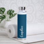 Bouteille D'eau Turquoise bleu Mariage personnalisé Bridesmaid<br><div class="desc">Offrez à votre femme de chambre ou à votre femme d'honneur mariage cette bouteille d'eau isolée à la mode et sous vide qui porte son nom en blanc stylisé sur un arrière - plan de couleur bleue turquoise conçu pour correspondre à votre schéma de couleurs mariage. Personnalisez la bouteille en...</div>