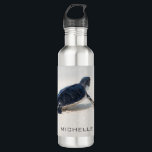 Bouteille D'eau Turtle Beach Voyage Nom personnalisé | Nature<br><div class="desc">Ce design est composé d'une petite tortue qui se dirige vers l'océan après sa naissance. Personnalisez en modifiant le texte dans la zone de texte ou en supprimant le texte sans nom. #tortue #vie marine #océan #seaturtle #leatherback #plage #vie marine #personnalisée #nom #cuisine #bouteilles d'eau #cadeaux #adyourname</div>