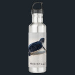 Bouteille D'eau Turtle Beach Voyage Nom personnalisé | Nature<br><div class="desc">Ce design est composé d'une petite tortue qui se dirige vers l'océan après sa naissance. Personnalisez en modifiant le texte dans la zone de texte ou en supprimant le texte sans nom. #tortue #vie marine #océan #seaturtle #leatherback #plage #vie marine #personnalisée #nom #cuisine #bouteilles d'eau #cadeaux #adyourname</div>