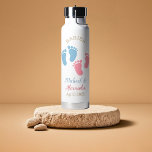 Bouteille D'eau Twins Baby Footprints Nom<br><div class="desc">Conçu pour les annonces jumelles,  ce biberon d'eau personnalisé comporte des empreintes de bébé rose et bleu,  ainsi que des noms et une date d'échéance. Une idée cadeau de charme pour s'attendre à des parents jumeaux,  la grossesse révèle,  ou un gardien personnalisé pour chérir cette étape.</div>