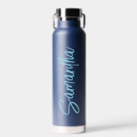 Bouteille D'eau Type de script de nom personnalisé Simple<br><div class="desc">Cette conception peut être personnalisée dans la zone fournie en modifiant la photo et/ou le texte. Vous pouvez également le customiser en cliquant sur Personnaliser ce Modèle, puis en choisissant l'option cliquer pour customiser et supprimer ou modifier la couleur de l'arrière - plan, ajouter du texte, modifier la couleur ou...</div>