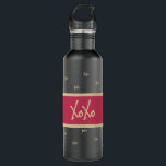 Bouteille D'eau Typographie de XOXO Black Hot Pink Gold<br><div class="desc">Il s'agit d'une jolie typographie/conception de texte avec "XOXO" comme motif. Il est en tendance noir, rose chaud / magenta, et or. Parfait pour un cadeau personnalisé, ou pour un cadeau pour vous-même. Pour customiser, vous pouvez modifier le texte "XOXO", en tapant votre propre message dans la zone de texte...</div>