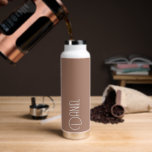Bouteille D'eau Typographie Moderne Mocha Personnalisée<br><div class="desc">Bouteille d'eau isolée sous vide tendance, avec nom personnalisé en typographie moderne blanche sur fond marron mocha. Personnalisez la bouteille en modifiant le nom et en le remplaçant par le vôtre comme vous le souhaitez. Parfait pour un cadeau d'anniversaire, un cadeau pour les garçons d'honneur d'un mariage, etc. Sélectionnez votre...</div>