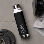 Bouteille D'eau Typographie moderne noire personnalisée<br><div class="desc">Bouteille d'eau tendance, isolée sous vide, avec nom personnalisé en blanc, typographie moderne sur un arrière - plan noir. Personnalisez la bouteille en modifiant le nom et en remplaçant le nom par le vôtre. Parfait pour un cadeau d'anniversaire, cadeau de marionnettiste mariage, etc. Sélectionnez votre style de bouteille d'eau. Sélectionnez...</div>