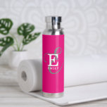 Bouteille D'eau Typographie Monogramme Unique Et Élégante Rose Cha<br><div class="desc">C'est à propos de vous avec ce design de bouteille d'eau audacieux et magnifique. Il a une élégante représentation stylisée de votre nom et monogramme avec sérifs classiques et une typographie de script plus ornée dans une symétrie équilibrée. Les trois éléments se fondent dans une harmonie sophistiquée et créent votre...</div>