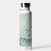 Bouteille D'eau Un Foule De Mouettes Volantes Au-Dessus De L'Océan (Plage)