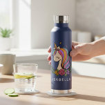 Bouteille D'eau Unicorn mignon Whimsical Girl Nom personnalisé<br><div class="desc">Unicorn mignon Whimsical Girly rose Floral Nom personnalisé Bouteille d'eau comporte une mignonne licorne avec étoiles,  coeurs et fleurs. Parfait pour le retour à l'école,  cadeaux et faveurs de fête d'anniversaire,  cadeaux de Noël personnalisés pour les filles et plus. Conçu par ©Evco Studio www.zazzle.com/store/evcostudio</div>