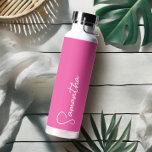 Bouteille D'eau Vibrant rose et blanc Personnalisé<br><div class="desc">Cette bouteille personnalisée isolée est le parfait mélange de style moderne et de fonctionnalité ! Doté de votre nom manuscrit dans un élégant script blanc sur un arrière - plan rose vif, ce design minimaliste est à la fois élégant et pratique. Idéal pour garder les boissons froides en été ou...</div>