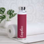 Bouteille D'eau Vin Rouge Mariage personnalisé Bridesmaid<br><div class="desc">Offrez à votre femme de chambre ou à votre femme d'honneur mariage cette bouteille d'eau isolée à la mode et sous vide qui porte son nom en blanc stylisé sur un arrière - plan de couleur rouge vif conçu pour correspondre à votre schéma de couleurs mariages. Personnalisez la bouteille en...</div>