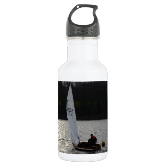 Bouteille D'eau Voilier Firefly Dinghy Dans Le Soleil D'Hiver