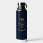 Bouteille D'eau Western Cowboy Bull Skull Logo Vintage Groomsmen<br><div class="desc">Cadeaux personnalisés pour groomsmen et meilleur homme avec le thème western cowboy. Décoré de casquette de cowboy avec police vintage occidentale. Le texte et la couleur sont modifiables à l'aide de l'outil de conception pour s'adapter à votre occasion. Obtenez ce cadeau de personnaliser pour les mariages, les célibataires, les fiançailles...</div>