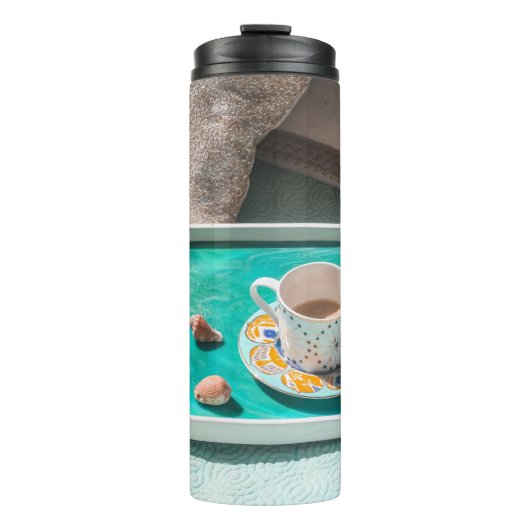 Bouteille en céramique blanche sur plateau de serv (Devant)