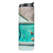 Bouteille en céramique blanche sur plateau de serv (Tourné sur la gauche)