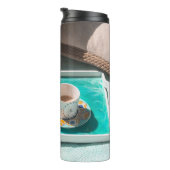 Bouteille en céramique blanche sur plateau de serv (Tourné sur la droite)