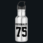 Bouteilles en métal personnalisées pour les équipe<br><div class="desc">Bouteilles en acier inoxydable personnalisées pour équipes sportives. Bouteille d'eau en métal brillant sur mesure dans beaucoup d'autres couleurs. Idéal pour les équipes sportives et les activités de plein air : basket, baseball, football, tennis, rugby, hockey, football, volley etc. Personnalisez avec votre propre nom, monogramme, numéro de maillot, initiales ou...</div>