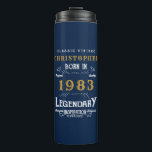 Bouteilles Isothermes 40th Birthday Born 1983 Legend Blue Gold Ajouter u<br><div class="desc">Anniversaire "Original Quality Legendary Inspiration" tumbler thermique. Ajoutez le nom et l'année souhaités dans les champs modèles pour créer un élément unique de célébration d'anniversaire. Faites équipe avec les cadeaux,  accessoires de fête et vêtements correspondants disponibles dans notre magasin www.zazzle.com/store/thecelebrationstore</div>