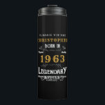 Bouteilles Isothermes 60th Birthday 1963 Legendary Black Gold Ajouter un<br><div class="desc">Anniversaire vintage "Original Quality Legendary Inspiration" tumbler thermique. Ajoutez le nom et l'année souhaités dans les champs modèles pour créer un élément unique de célébration d'anniversaire. Faites équipe avec les cadeaux,  accessoires de fête et vêtements correspondants disponibles dans notre magasin www.zazzle.com/store/thecelebrationstore</div>