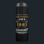 Bouteilles Isothermes 60th Birthday 1963 Legendary Black Gold Ajouter un<br><div class="desc">Anniversaire vintage "Original Quality Legendary Inspiration" tumbler thermique. Ajoutez le nom et l'année souhaités dans les champs modèles pour créer un élément unique de célébration d'anniversaire. Faites équipe avec les cadeaux,  accessoires de fête et vêtements correspondants disponibles dans notre magasin www.zazzle.com/store/thecelebrationstore</div>