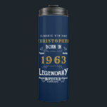 Bouteilles Isothermes 60th Birthday Born 1963 Legend Blue Gold Ajouter u<br><div class="desc">Anniversaire "Original Quality Legendary Inspiration" tumbler thermique. Ajoutez le nom et l'année souhaités dans les champs modèles pour créer un élément unique de célébration d'anniversaire. Faites équipe avec les cadeaux,  accessoires de fête et vêtements correspondants disponibles dans notre magasin www.zazzle.com/store/thecelebrationstore</div>