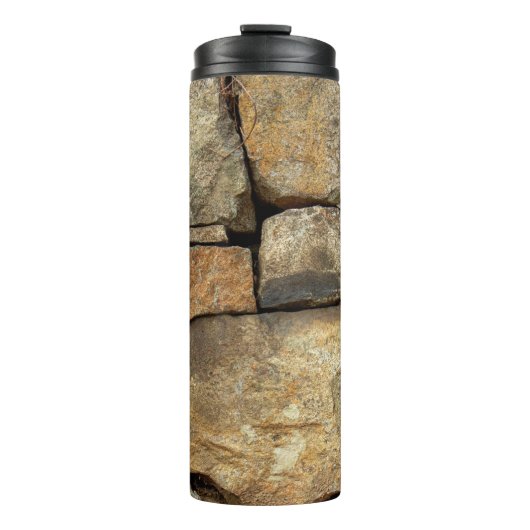 Bouteilles Isothermes A stone wall made of cobblestones background textu (Devant)