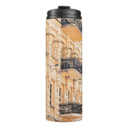 Bouteilles Isothermes An old yellow house with wrought-iron balconies. f (Devant)