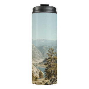 BOUTEILLES ISOTHERMES ARBRES VERTS SUR LA MONTAGNE EN JOURNÉE