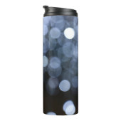 Bouteilles Isothermes Argent, arrière - plan de nuit de livres blancs. (Tourné sur la droite)