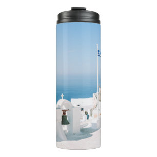 Bouteilles Isothermes Bâtiment en béton blanc près du plan d'eau dans