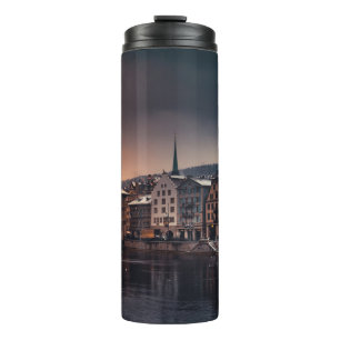 BOUTEILLES ISOTHERMES BÂTIMENT EN BÉTON GRIS ET BLANC PRÈS DU CORPS D