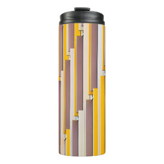 BOUTEILLES ISOTHERMES BÂTIMENT EN BÉTON JAUNE EN JOURNÉE