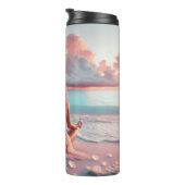 Bouteilles Isothermes Belle femme méditant sur la plage vierge (Tourné sur la droite)