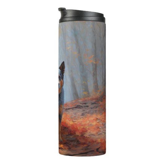 Bouteilles Isothermes Blue Heeler dans les feuilles d'automne automne au (Tourné sur la droite)