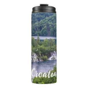 Bouteilles Isothermes Cascade cascade avec forêt verte en Croatie