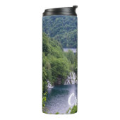 Bouteilles Isothermes Cascade cascade avec forêt verte en Croatie (Tourné sur la gauche)