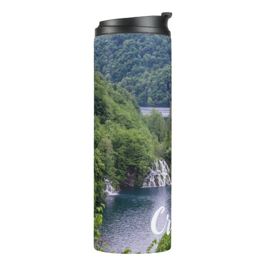 Bouteilles Isothermes Cascade cascade avec forêt verte en Croatie (Tourné sur la gauche)