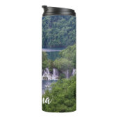 Bouteilles Isothermes Cascade cascade avec forêt verte en Croatie (Tourné sur la droite)