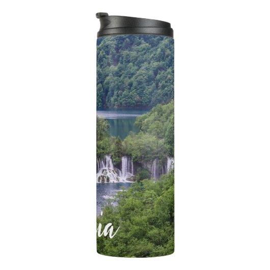 Bouteilles Isothermes Cascade cascade avec forêt verte en Croatie (Tourné sur la droite)