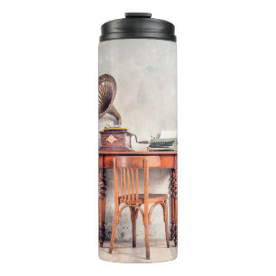 Bouteilles Isothermes Chaise ancienne, vieille machine à écrire, radio r