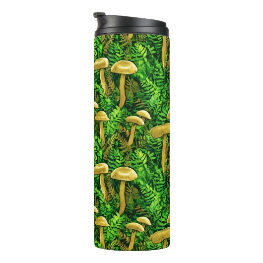 Bouteilles Isothermes Champignons et fougères sur le sol forestier (Tourné sur la droite)