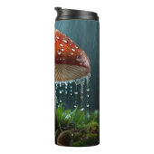 Bouteilles Isothermes Champignons solitaires dans une forte pluie (Tourné sur la droite)