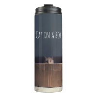 Chat dans une boîte. Le maître du chat Zen.