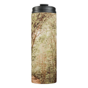 BOUTEILLES ISOTHERMES CHEMIN ENTOURÉ D'ARBRES GRANDS ET VERTS